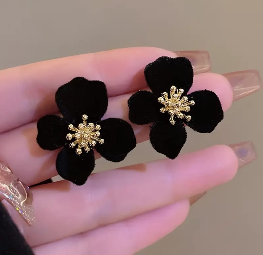 Women's Black Flower Stud Earrings