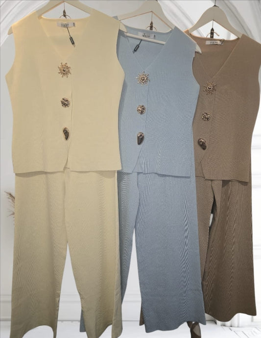Women's Sleeveless Lounge Wear With 3 Different Buttons