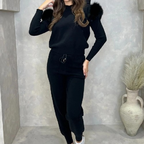 WOMENS BLACK LOUNGE WEAR WITH FAUX FUR SHOULDERS.